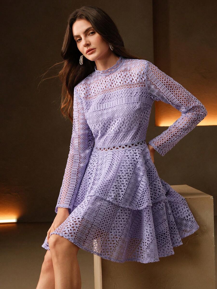 Vestido Curto com Manga Longa e Babados