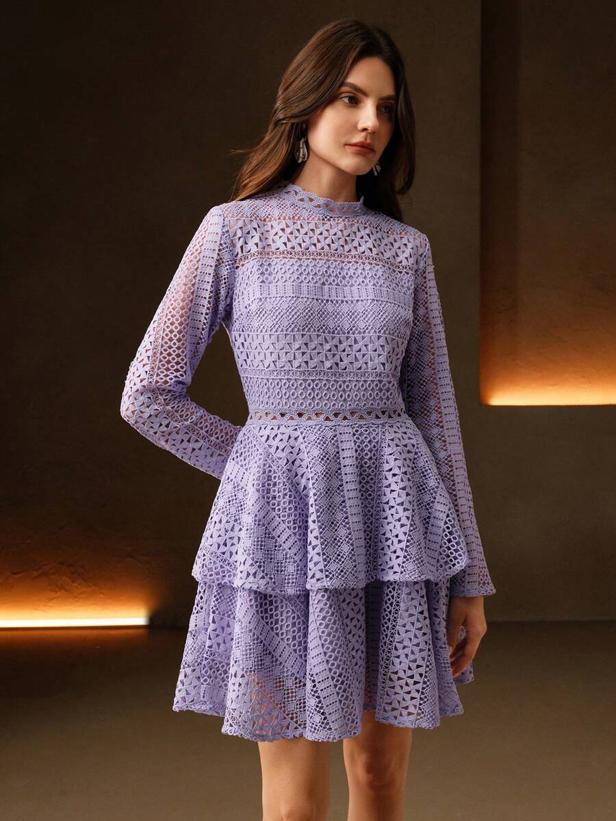Vestido Curto com Manga Longa e Babados