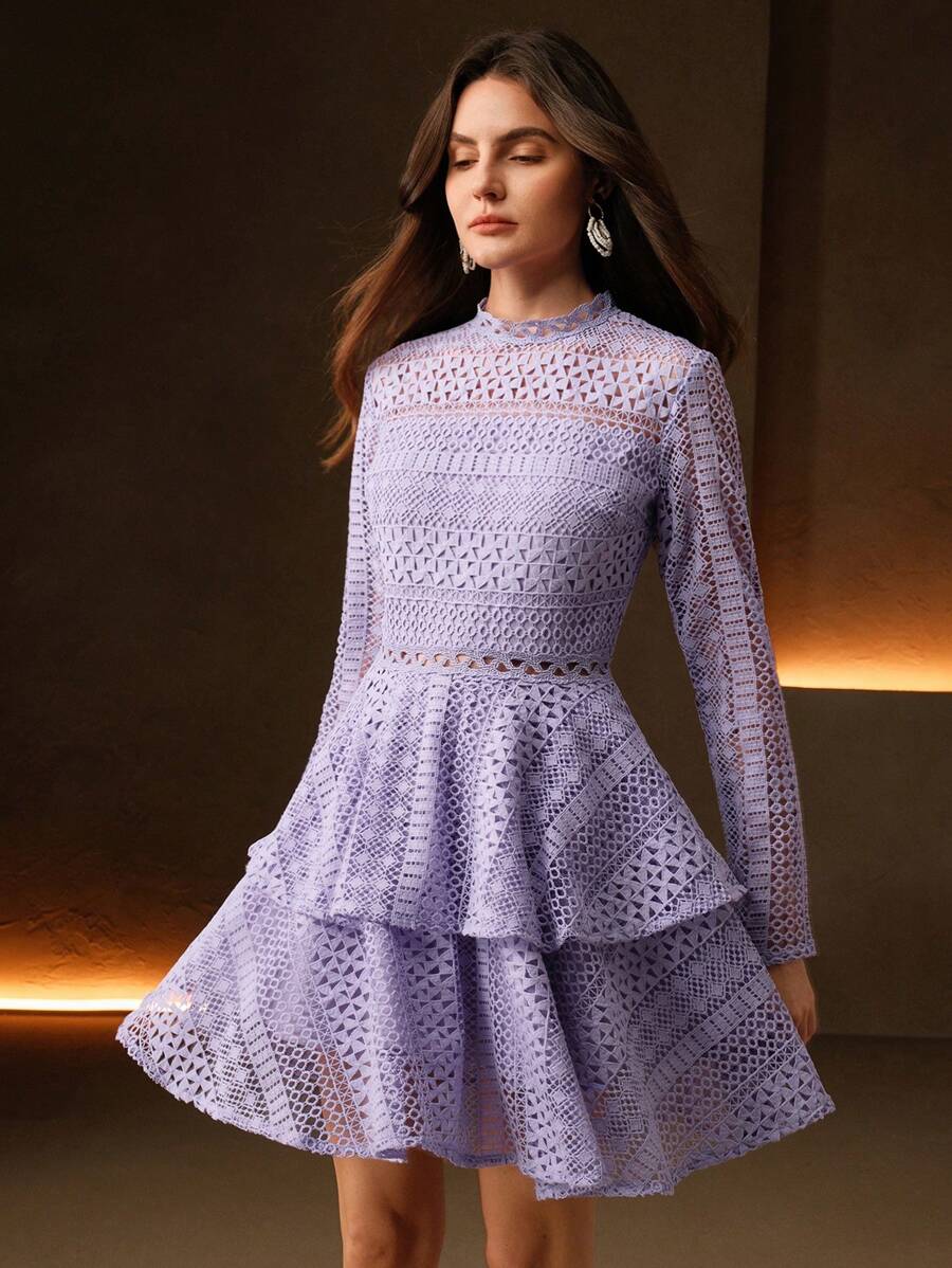 Vestido Curto com Manga Longa e Babados